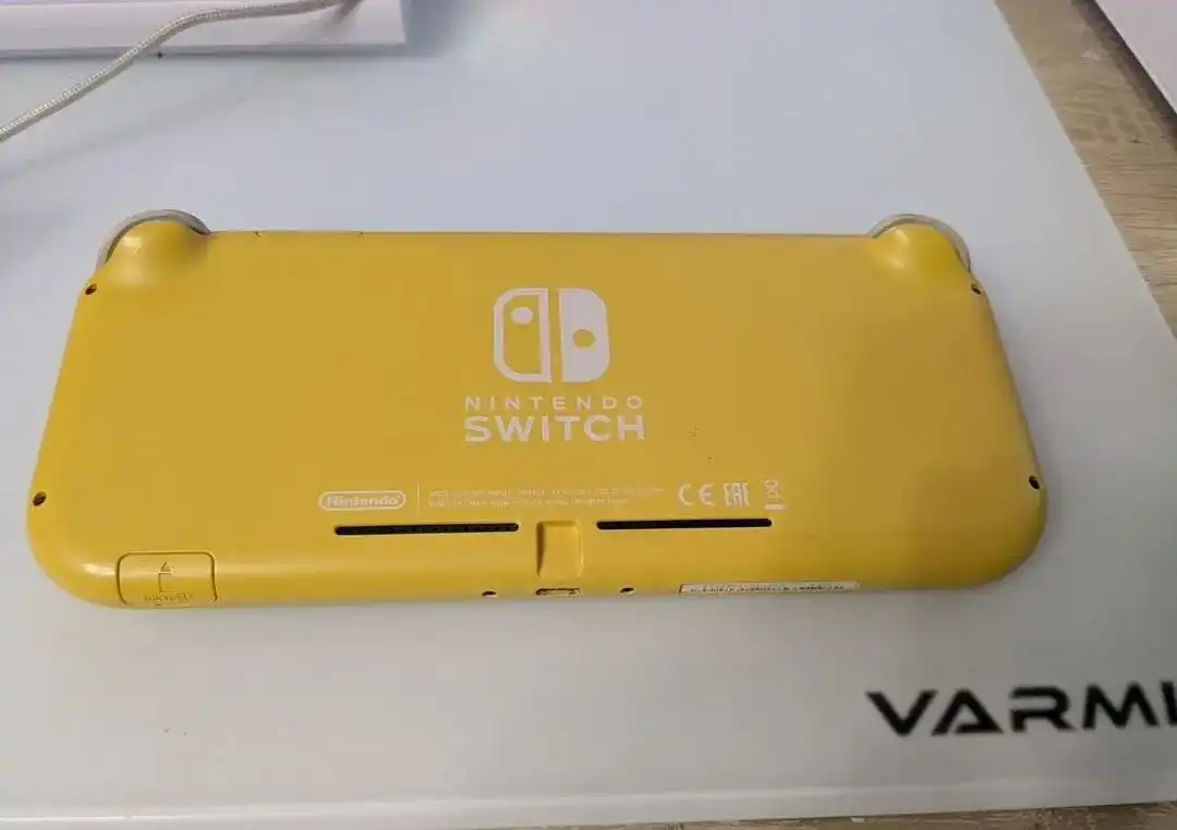 Продажа прошитой портативной игровой приставки Nintendo Switch Lite желтого цвета - Игровые приставки (Электроника) в Хабаровск