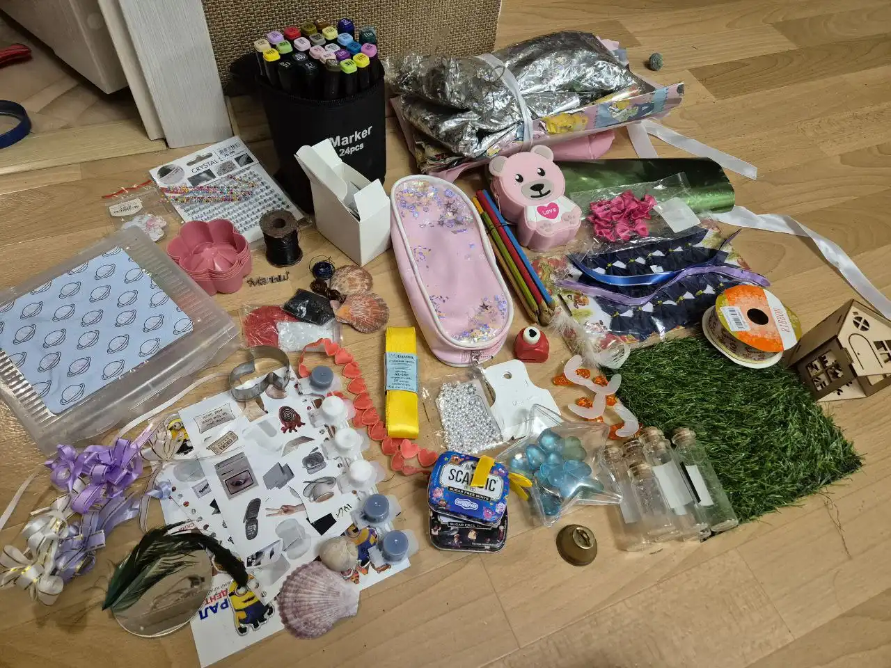 Остатки материалов для творчества пакетом