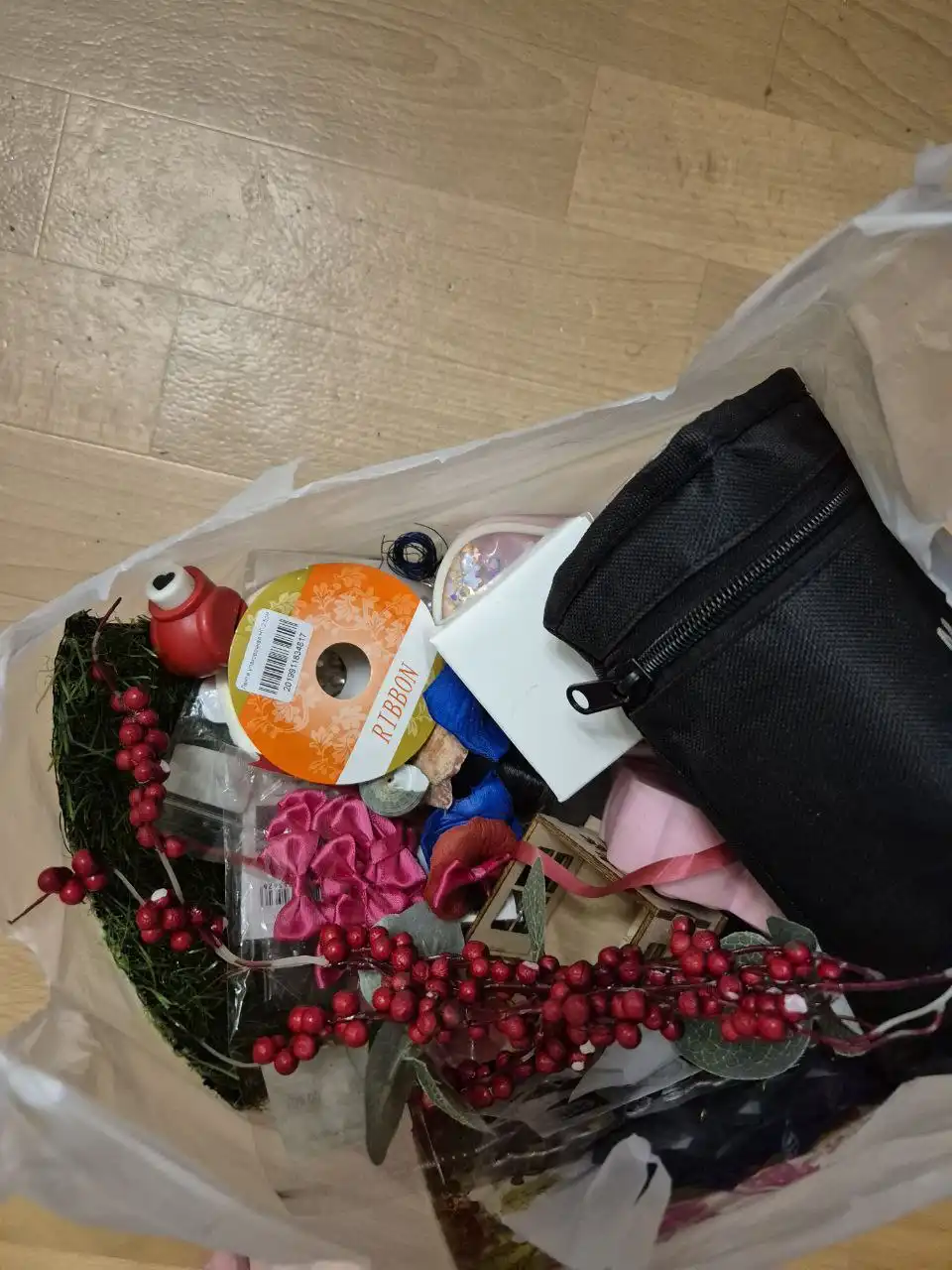 Остатки материалов для творчества пакетом