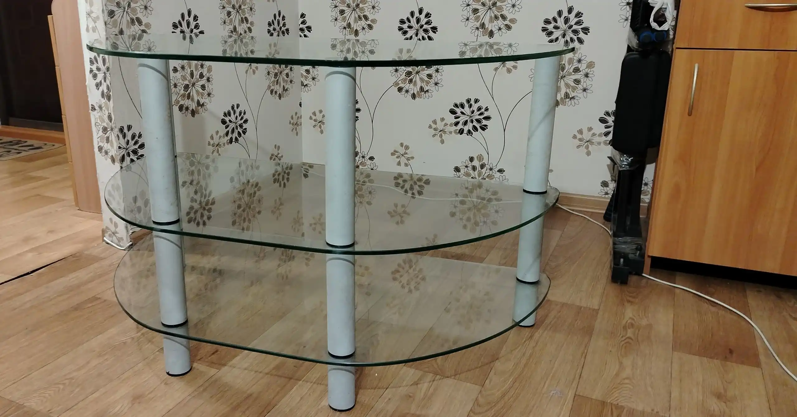 Стеклянный стол с полками - Мебель (Барахолка) в Хабаровск