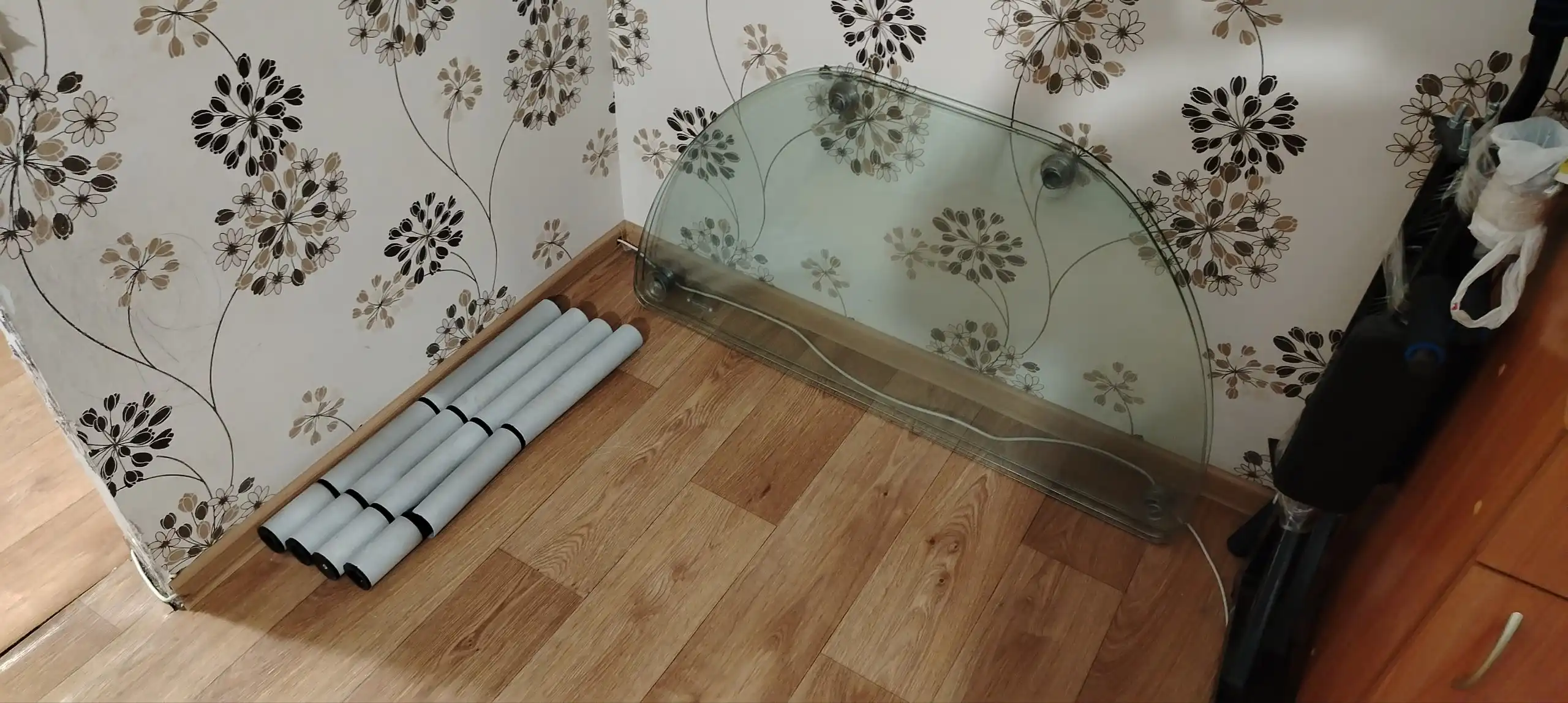 Стеклянный стол с полками - Мебель (Барахолка) в Хабаровск