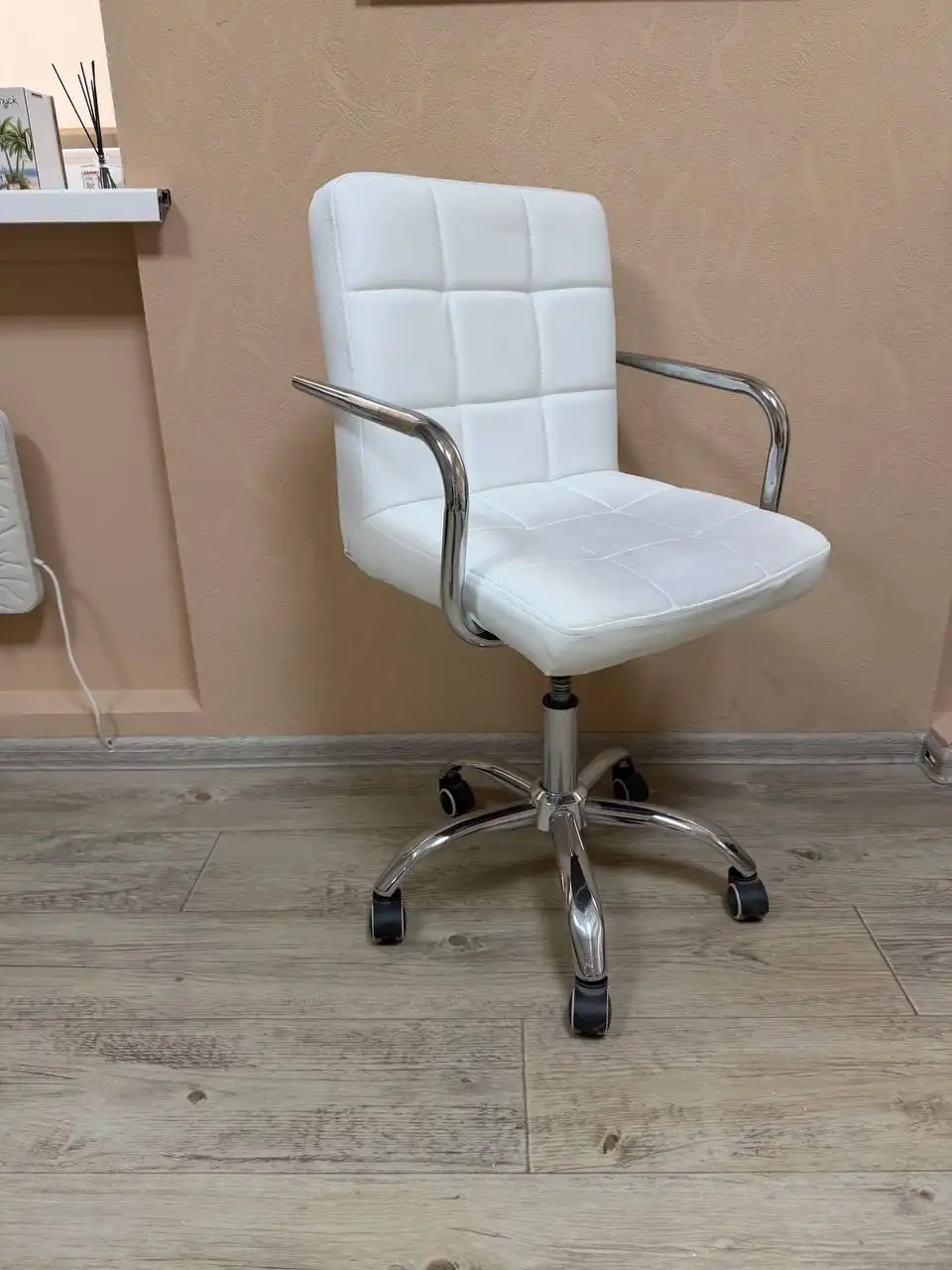 Продам стул б/у на колесиках - Мебель (Барахолка) в Хабаровск