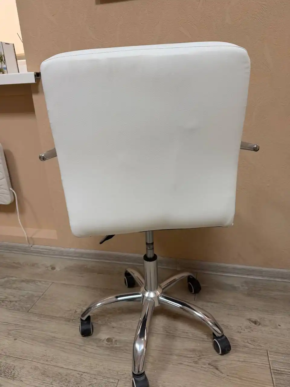 Продам стул б/у на колесиках - Мебель (Барахолка) в Хабаровск