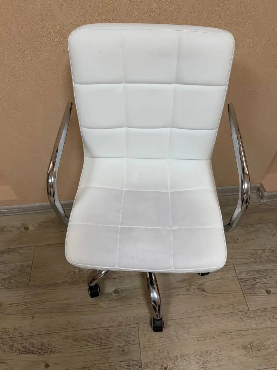 Продам стул б/у на колесиках - Мебель (Барахолка) в Хабаровск