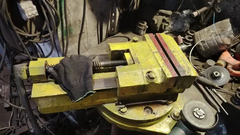 Продам тиски станочные СССР - Аквариумистика в Хабаровск