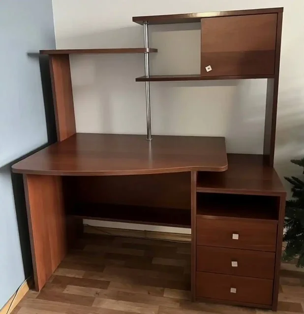 Продается письменный стол коричневого цвета из ДСП - Освещение в Хабаровск