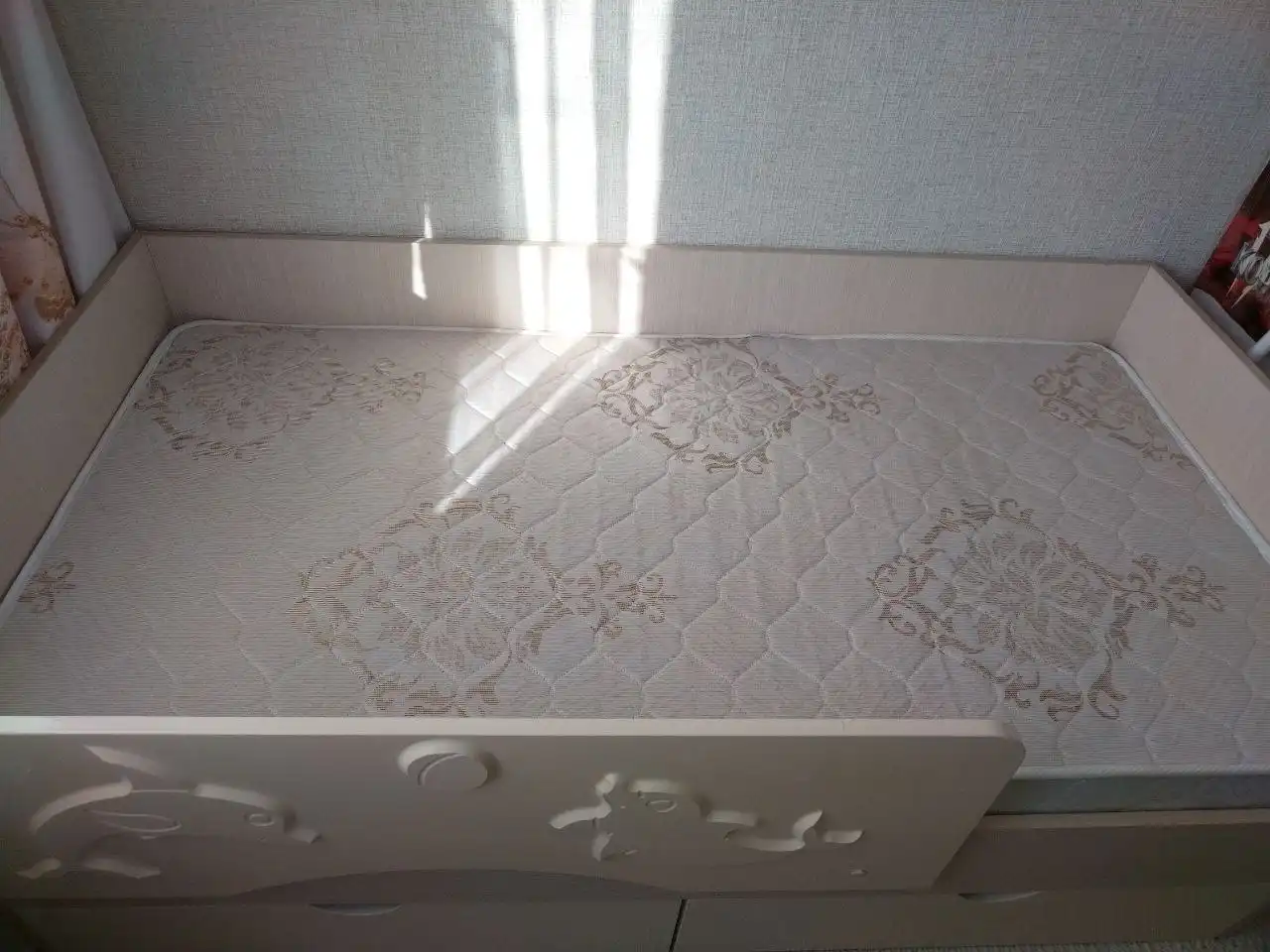 Детская кровать с матрасом и бортиком - Детская мебель (Товары для детей) в Хабаровск