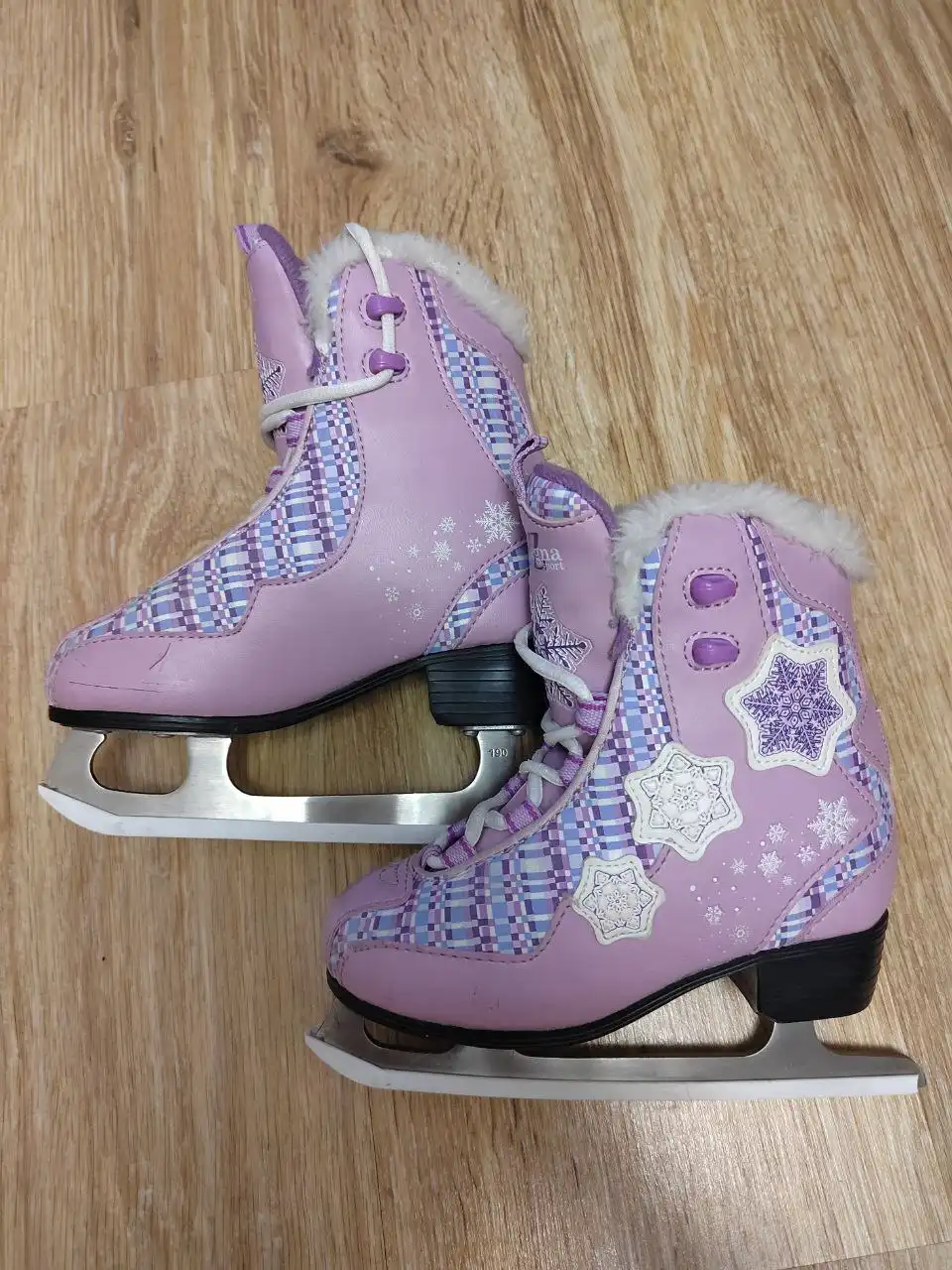 Фиолетовые и белые кроссовки 31 и 33 размер - Барахолка в Хабаровск