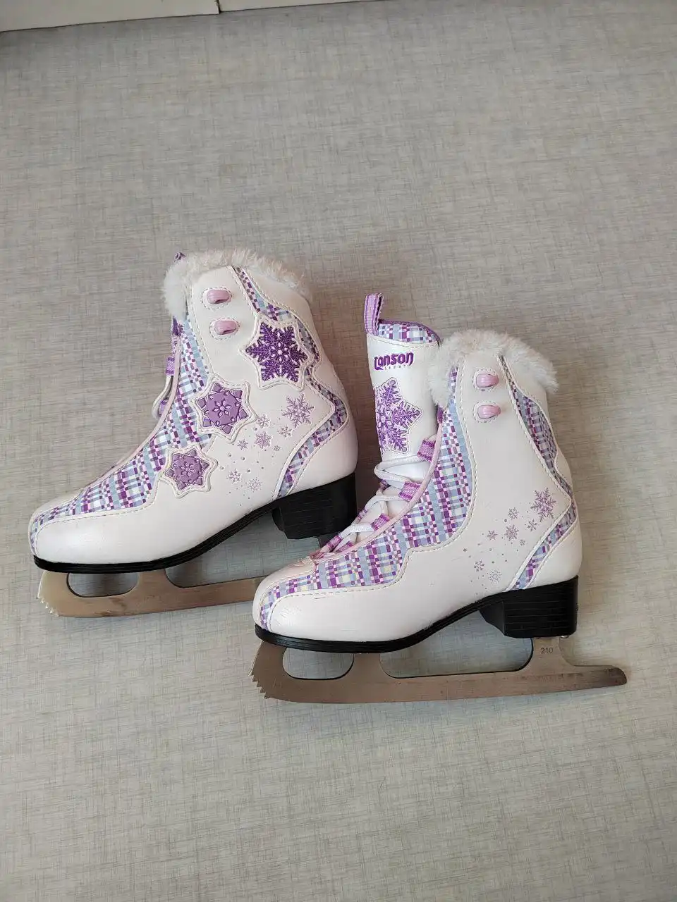 Фиолетовые и белые кроссовки 31 и 33 размер - Барахолка в Хабаровск