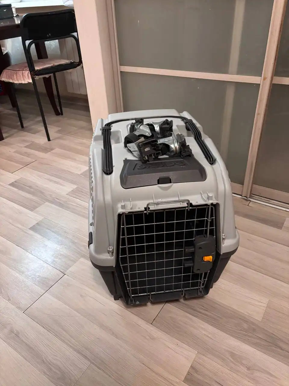 Продажа PS4 Slim, клетки для собак и игрового монитора - Барахолка в Хабаровск