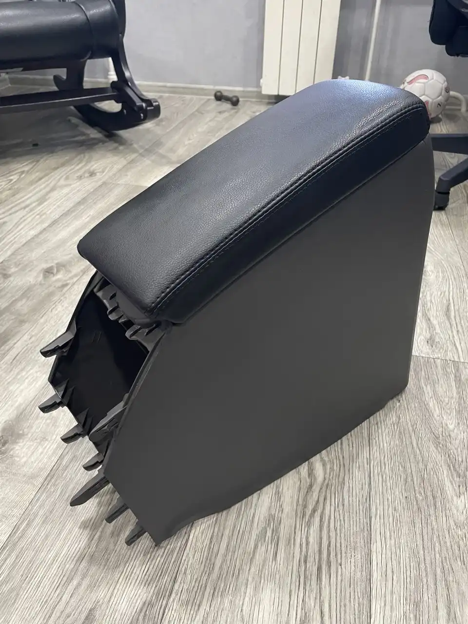 Подлокотник для Toyota Prius 30 в черной коже - Интерьер (Запчасти) в Хабаровск