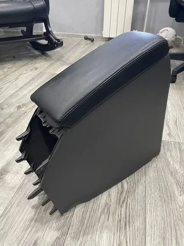 Подлокотник для Toyota Prius 30 в черной коже - Оптика в Хабаровск