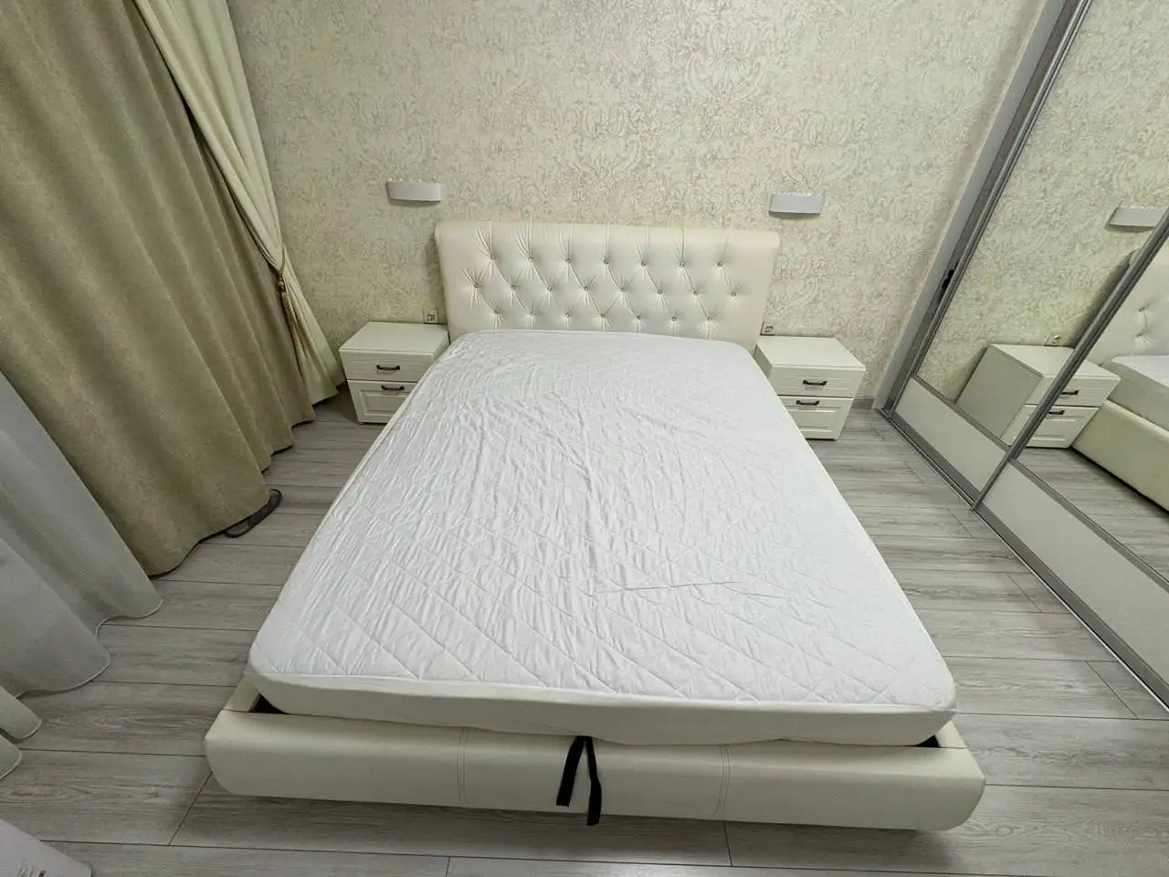 Кровать 160*200 с фирменным матрасом после химчистки - Мебель (Барахолка) в Хабаровск