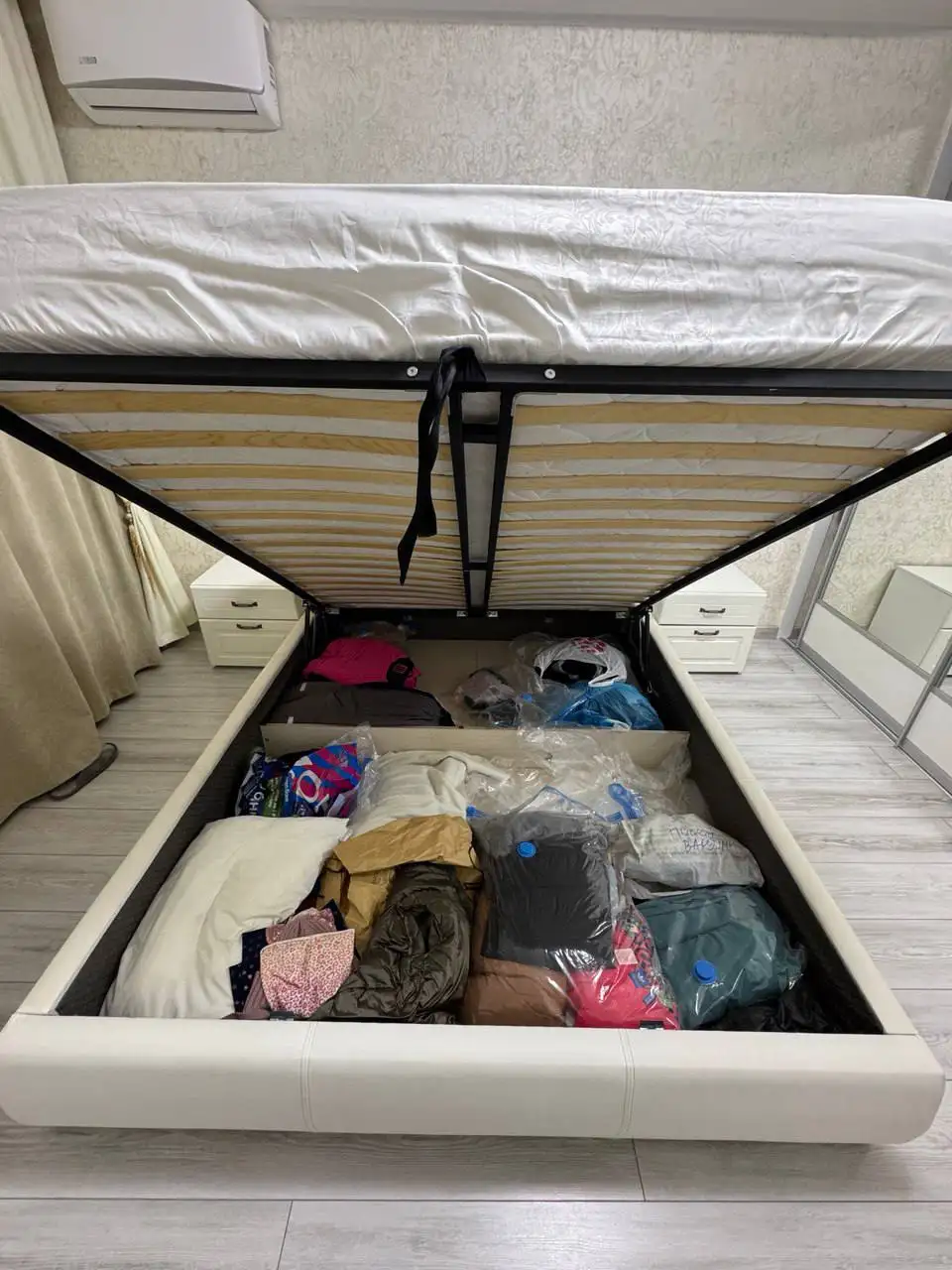 Кровать 160*200 с фирменным матрасом после химчистки - Мебель (Барахолка) в Хабаровск