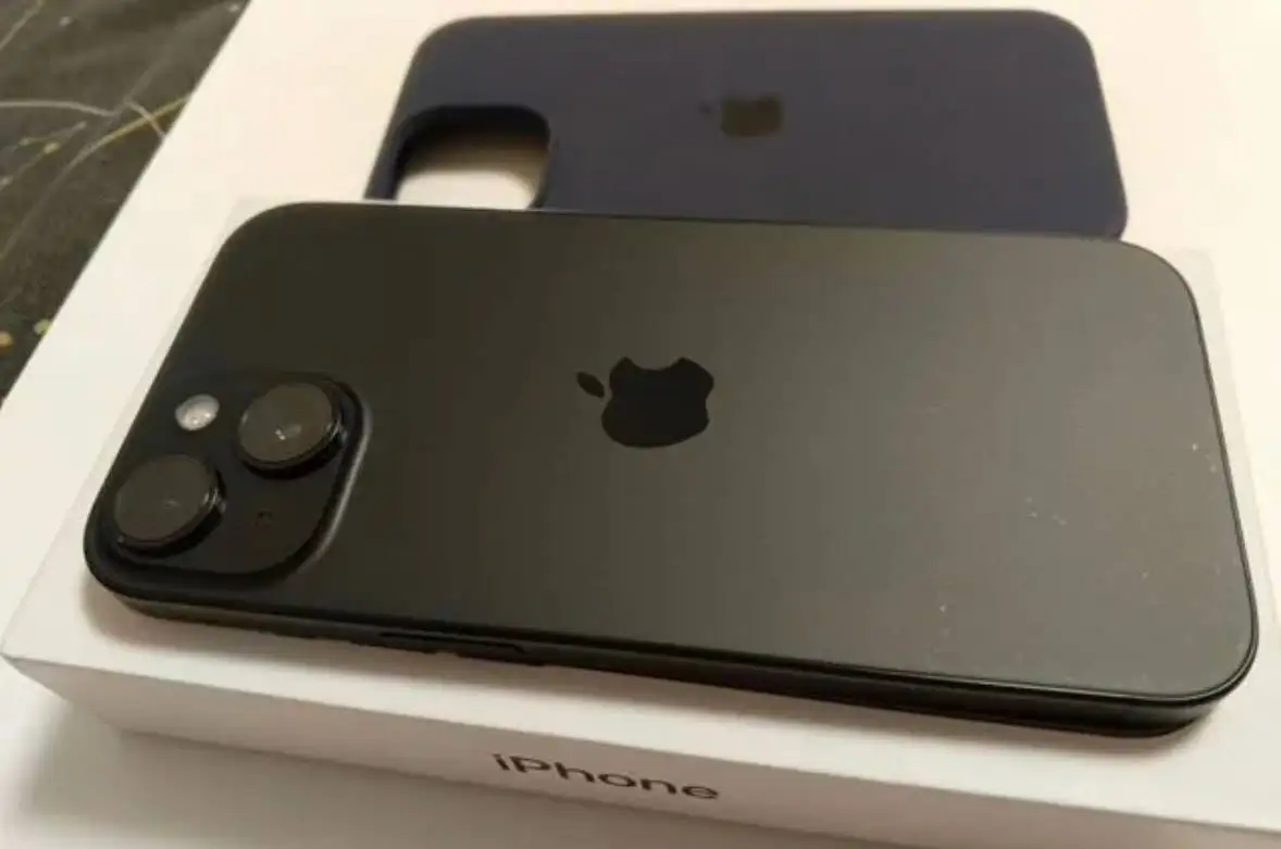 iPhone 15 с повреждением дисплея - Смартфоны (Электроника) в Хабаровск