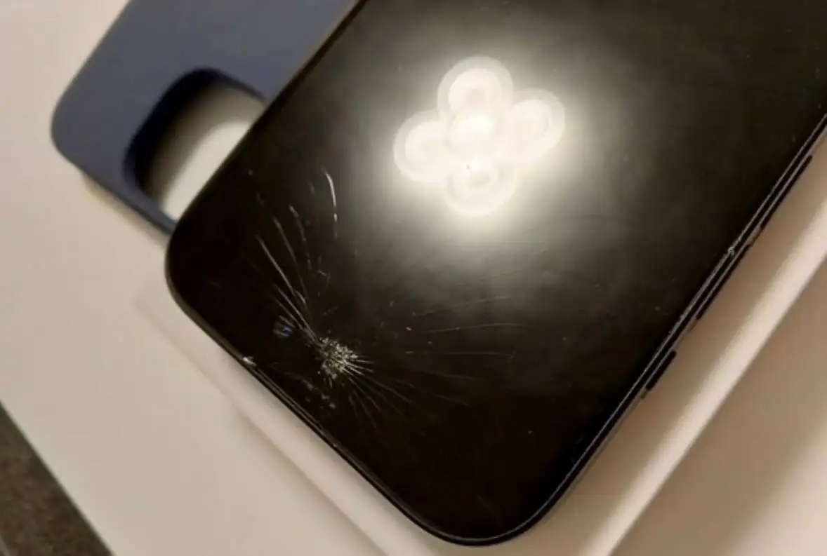 iPhone 15 с повреждением дисплея - Смартфоны (Электроника) в Хабаровск