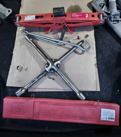 Домкрат 2 тонны с баллонником и аварийным знаком - частное объявление в Хабаровск