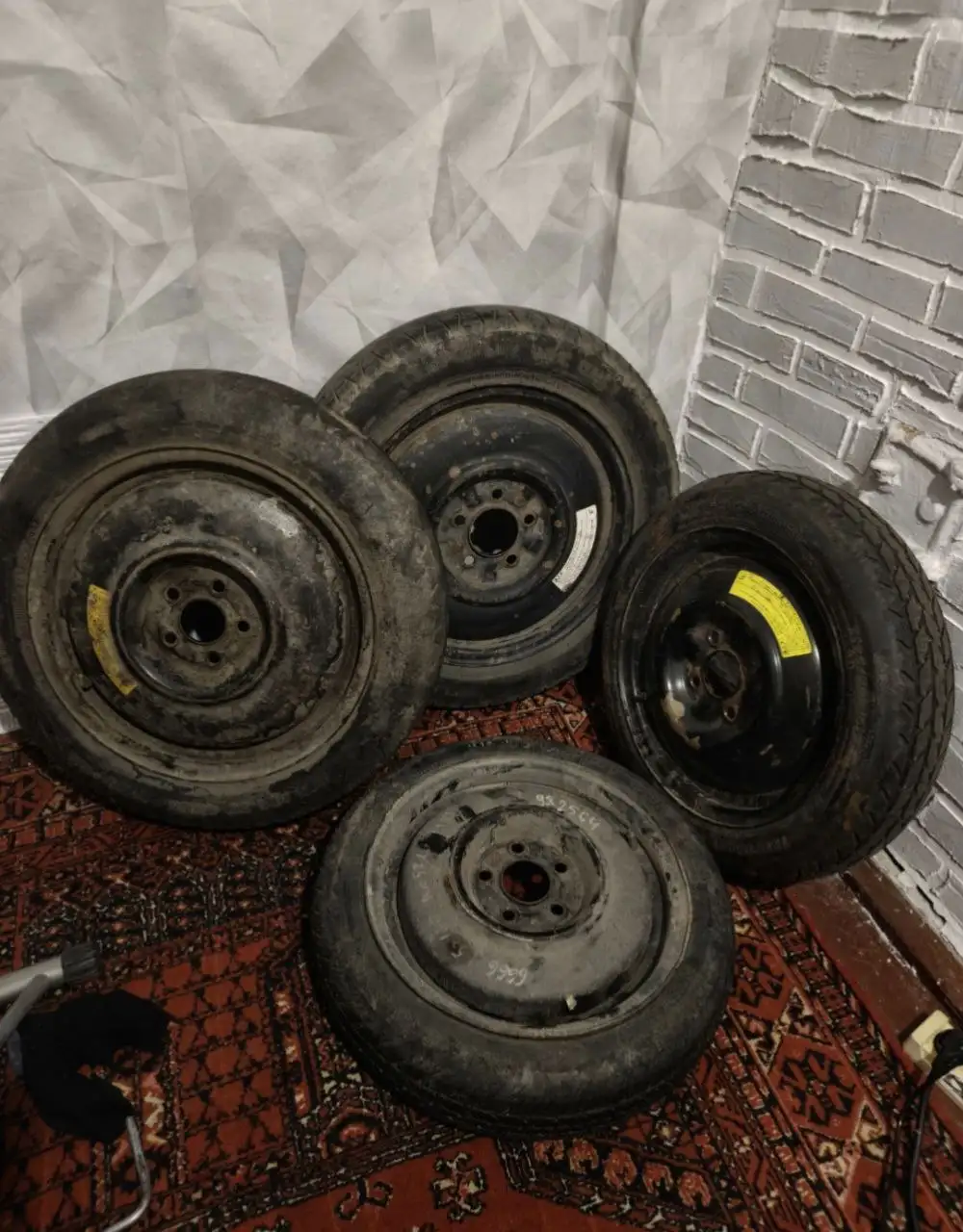 Продажа автомобильных запасок (диски с шинами) - Шины и диски (Запчасти) в Хабаровск