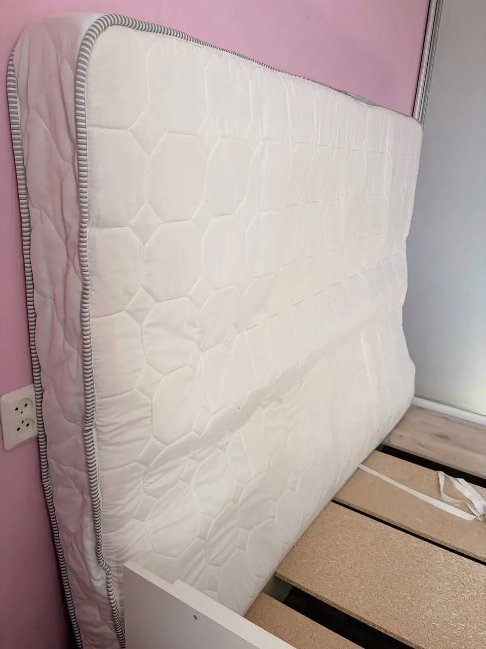 Кровать с матрасом 140x200 - Мебель (Барахолка) в Хабаровск