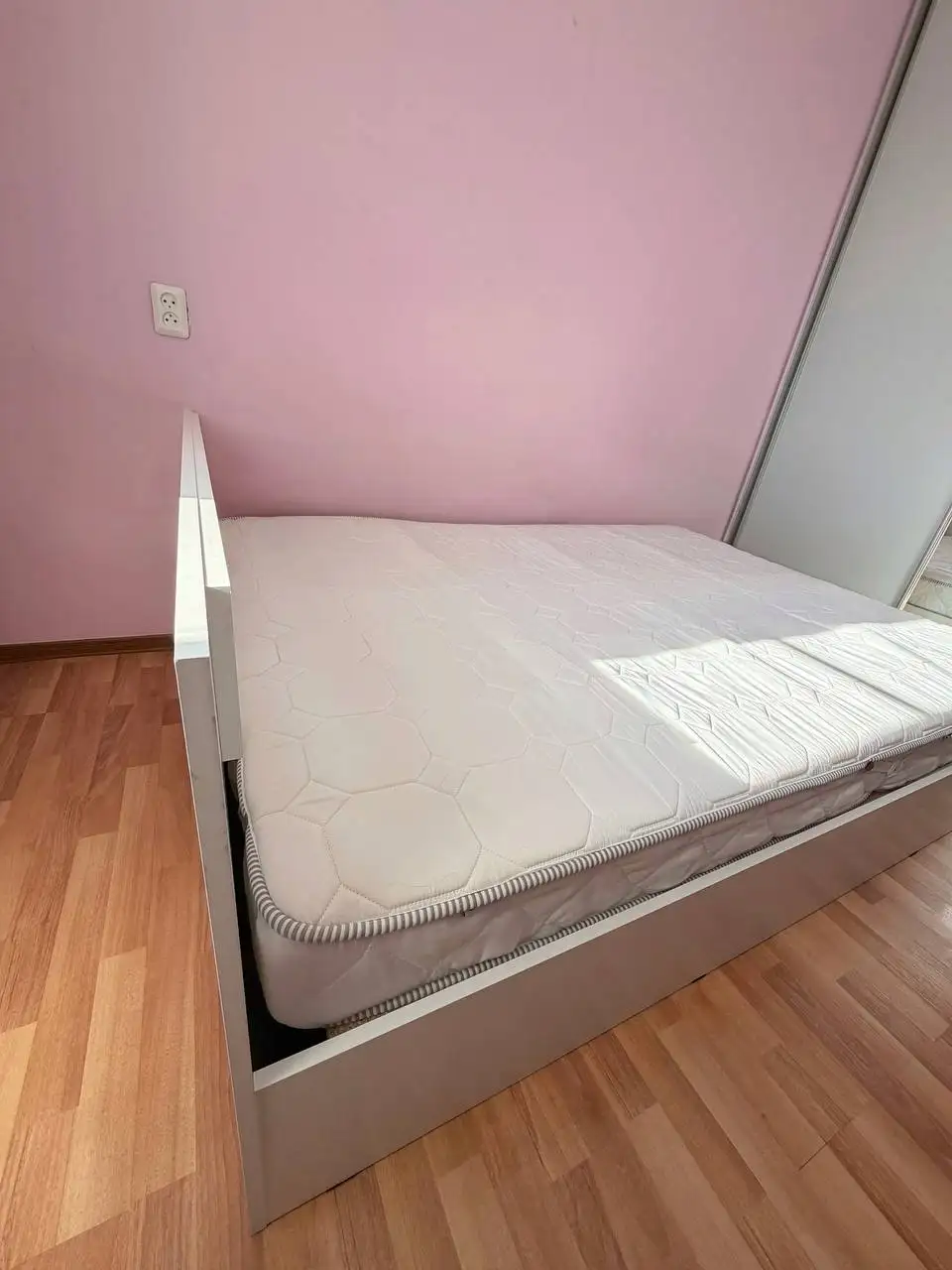 Кровать с матрасом 140x200 - Мебель (Для дома и дачи) в Хабаровск