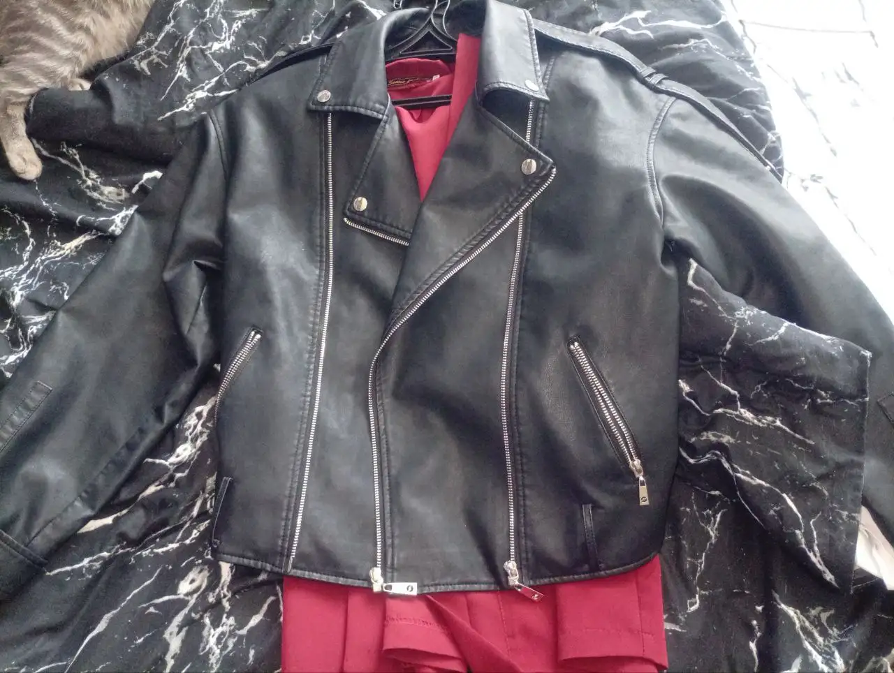 Продам вещи: безрукавка, куртка, угги - Верхняя одежда (Одежда) в Хабаровск