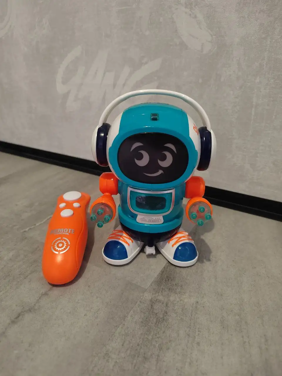 Музыкальный робот на пульте управления - Барахолка в Хабаровск