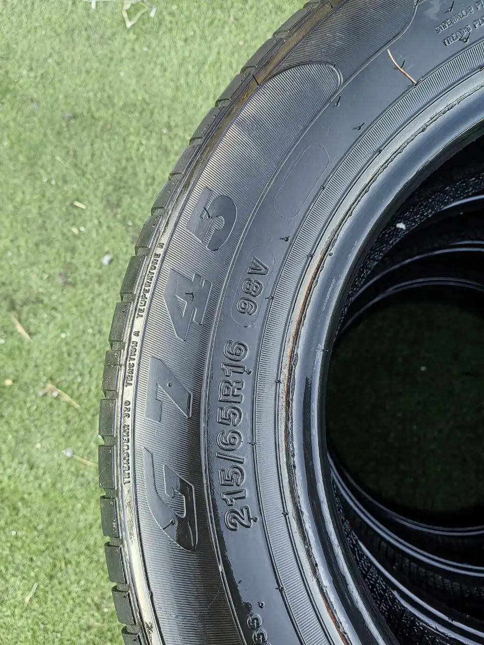 Продам резину с небольшим пробегом - Шины и диски (Запчасти) в Хабаровск