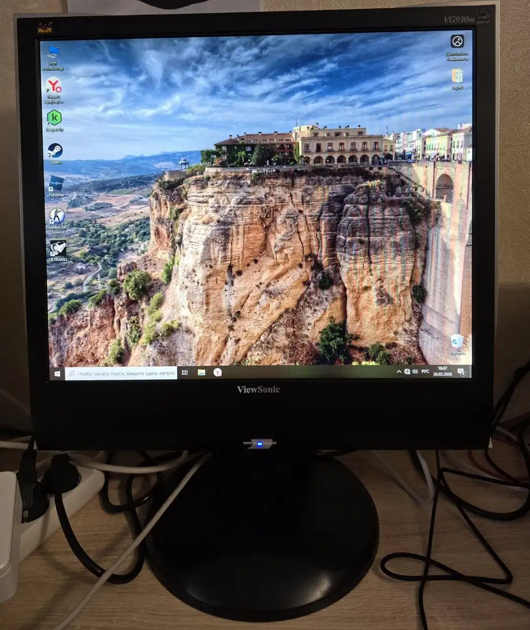 Продам монитор 19 дюймов с битым пикселем - Мониторы (Электроника) в Хабаровск