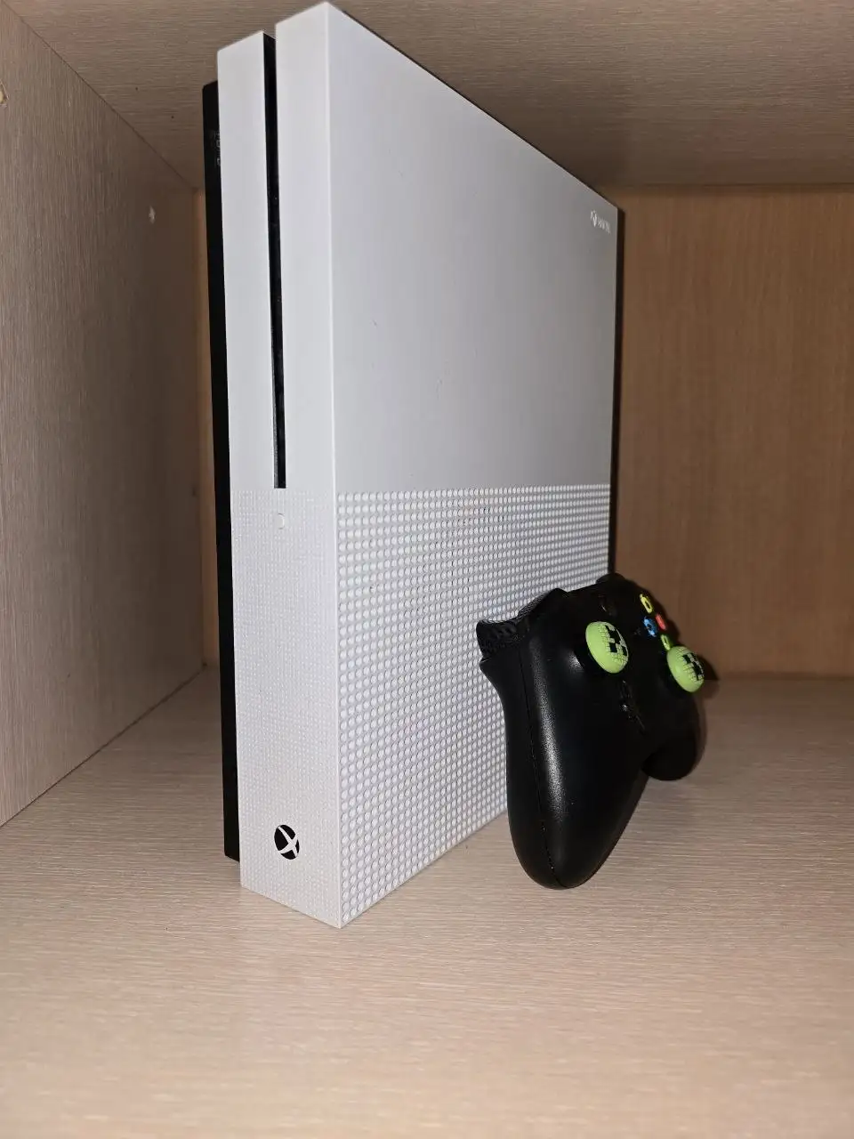 Игровая приставка Xbox One S 512 ГБ с SSD - Игровые приставки (Электроника) в Хабаровск