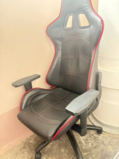 Продам одежду разных цветов - Джинсы в Хабаровск