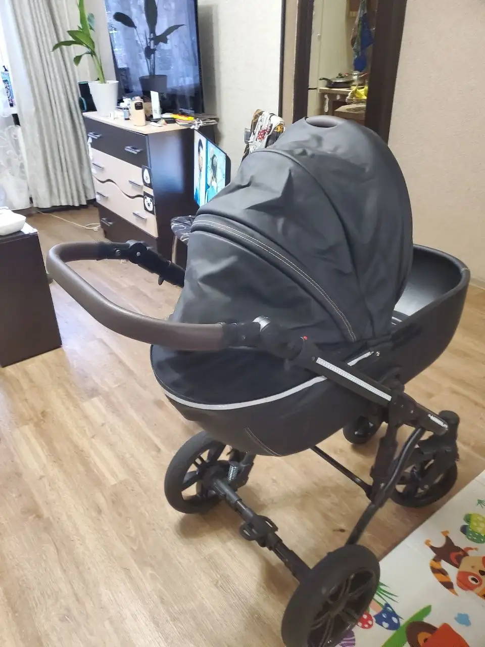 Продам коляску зима-лето и кроватку для новорожденных - Коляски и кроватки (Товары для детей) в Хабаровск