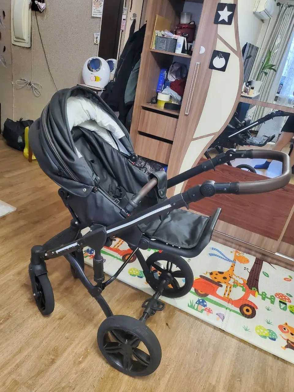 Продам коляску зима-лето и кроватку для новорожденных - Коляски и кроватки (Товары для детей) в Хабаровск
