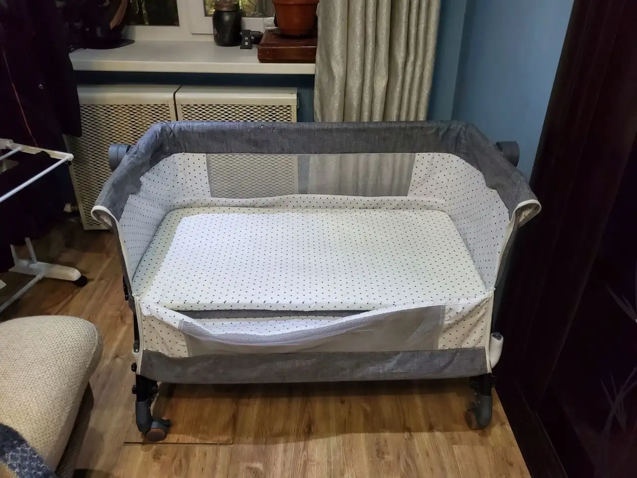 Продам коляску зима-лето и кроватку для новорожденных - Коляски и кроватки (Товары для детей) в Хабаровск