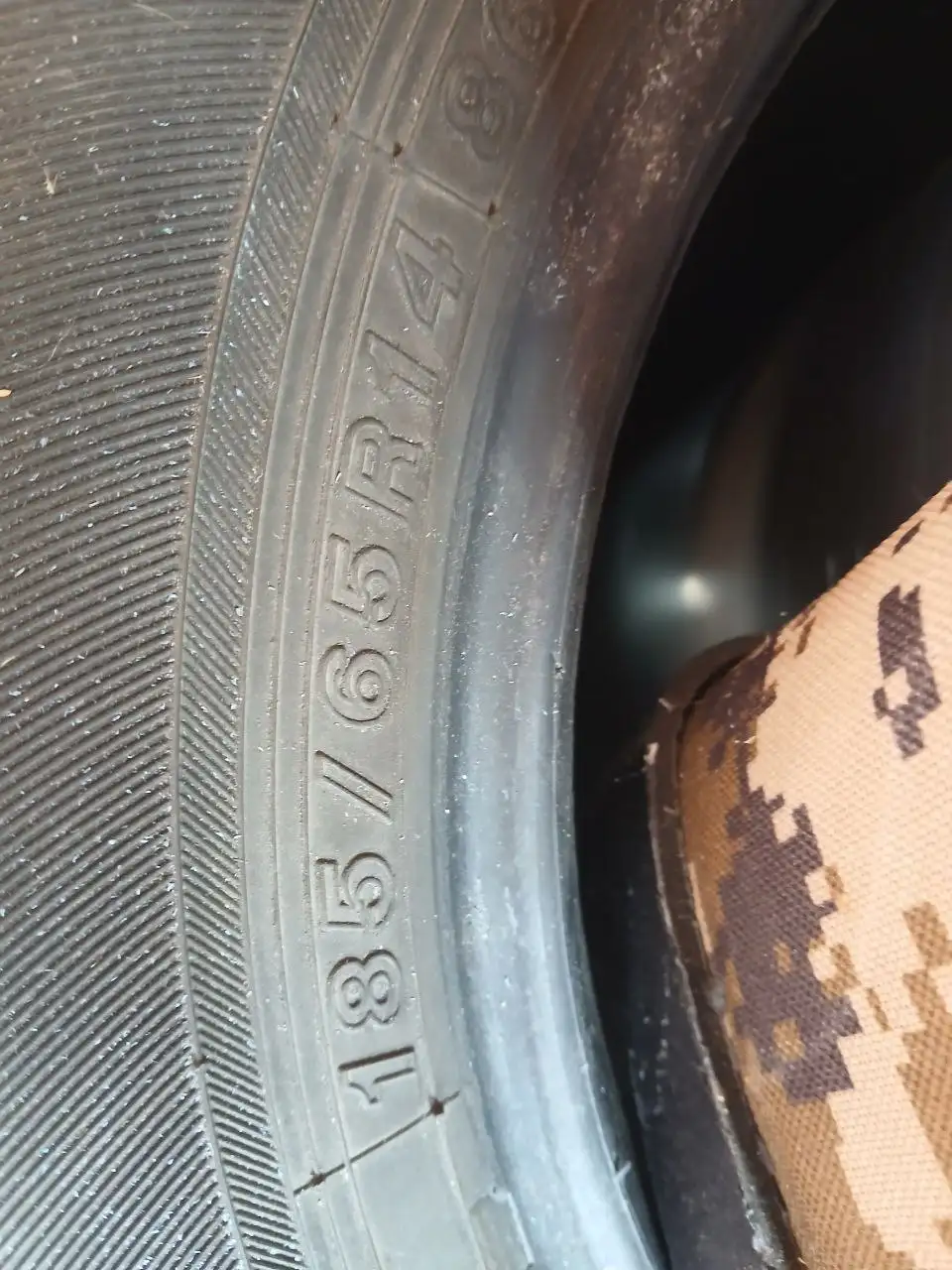 Резина Yokohama 185/65R14 б/у - Шины и диски (Авто) в Хабаровск