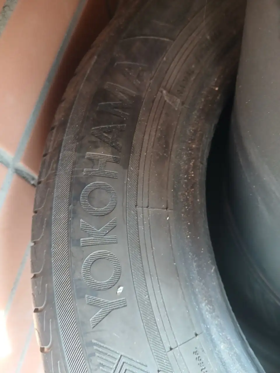Резина Yokohama 185/65R14 б/у - Шины и диски (Авто) в Хабаровск