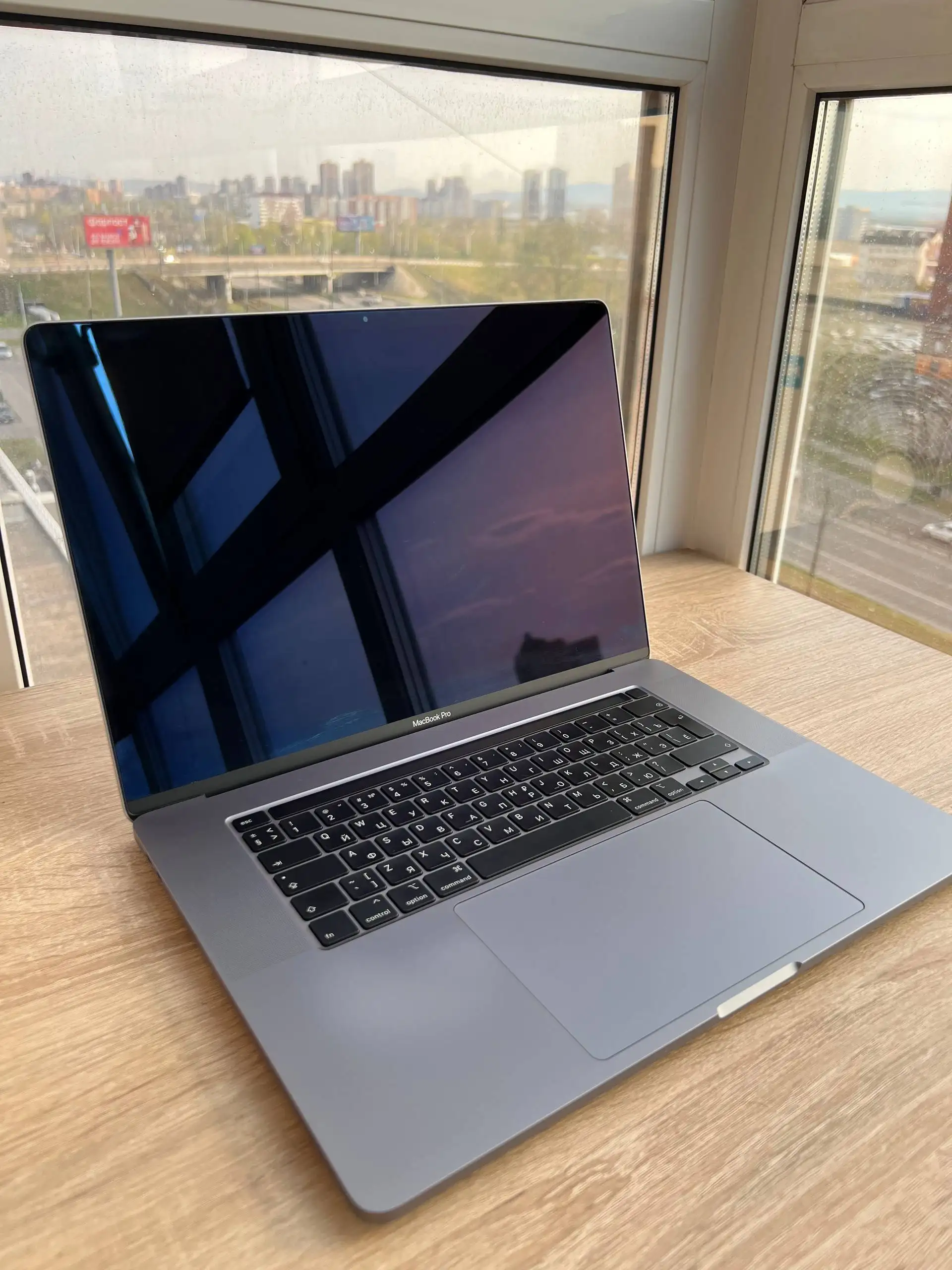 MacBook Pro 16 2019, системный блок и монитор LG 27" - Электроника в Хабаровск