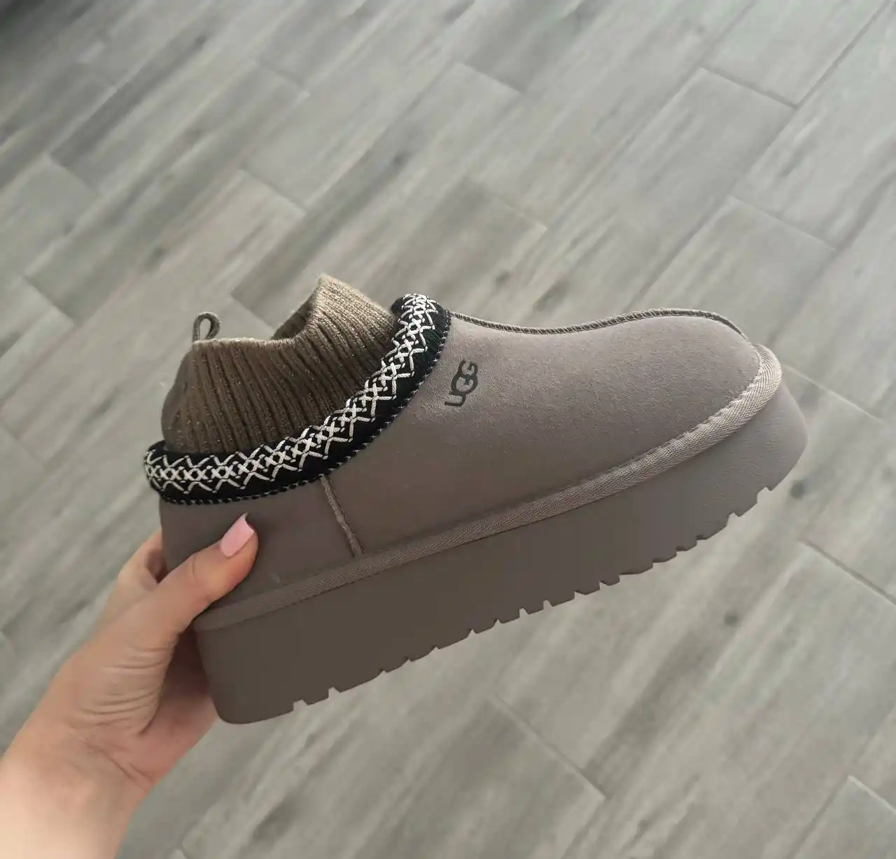 Продам угги новые натуральные