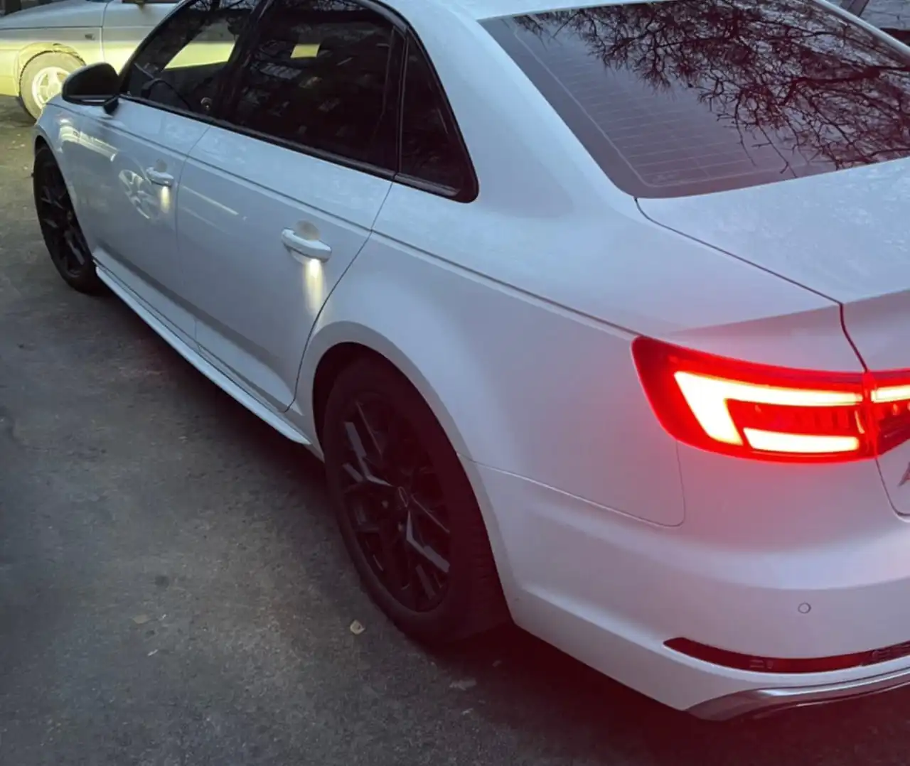 Audi A4 2018 B9 (8W) 2.0 л TFSI автомат Quattro