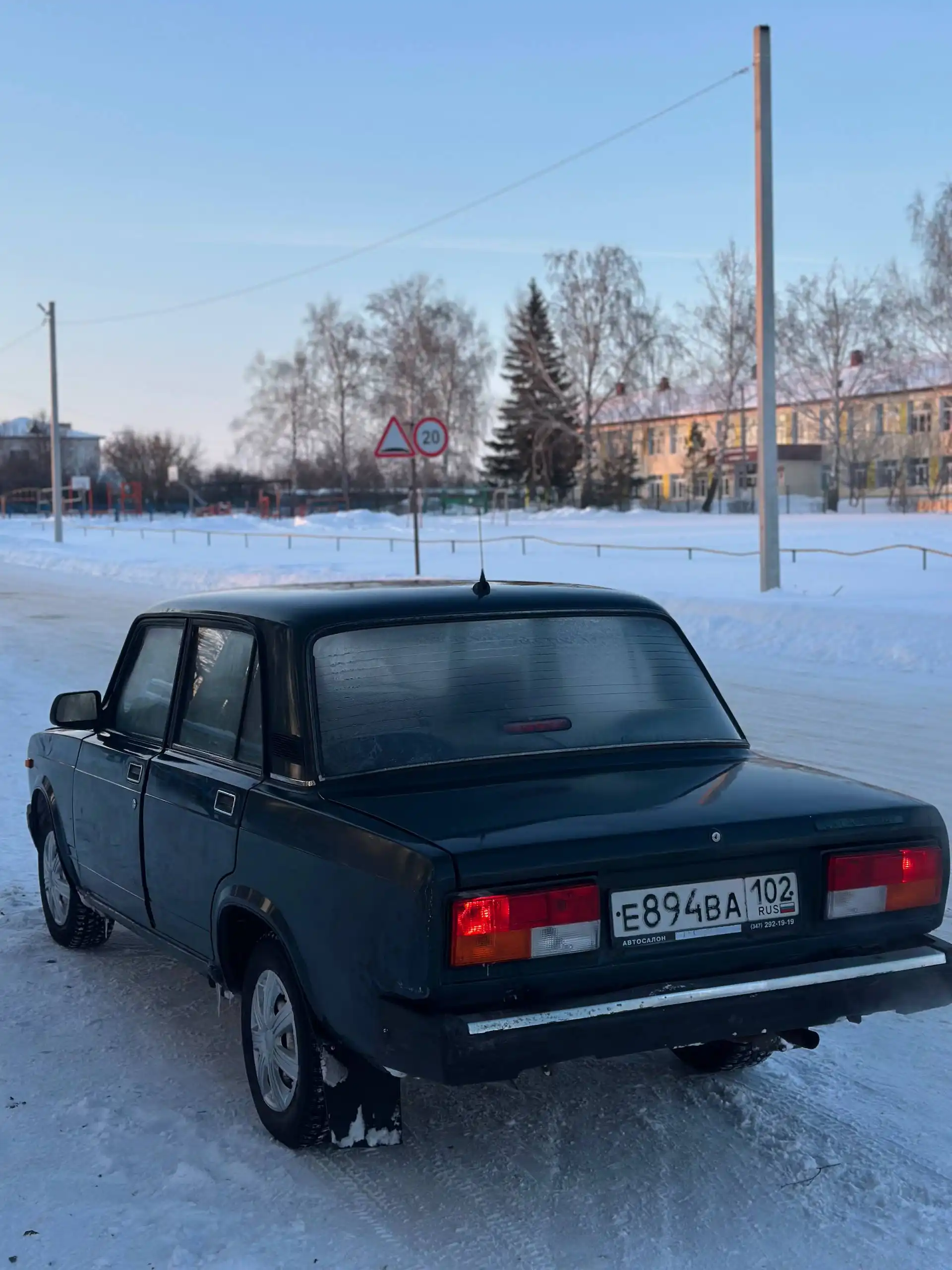 Автомобиль 2007 года на ходу с косячками по кузову