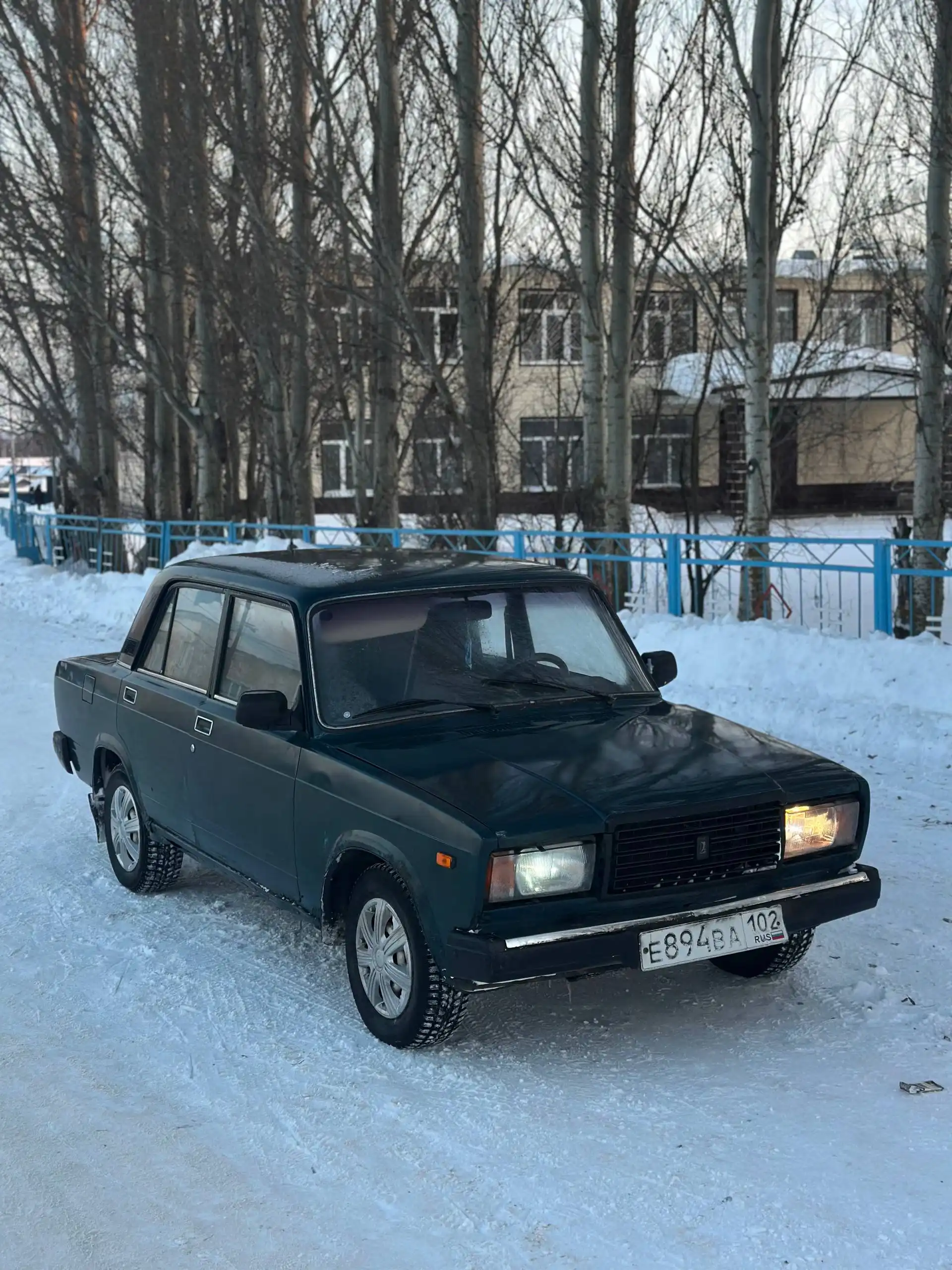 Автомобиль 2007 года на ходу с косячками по кузову