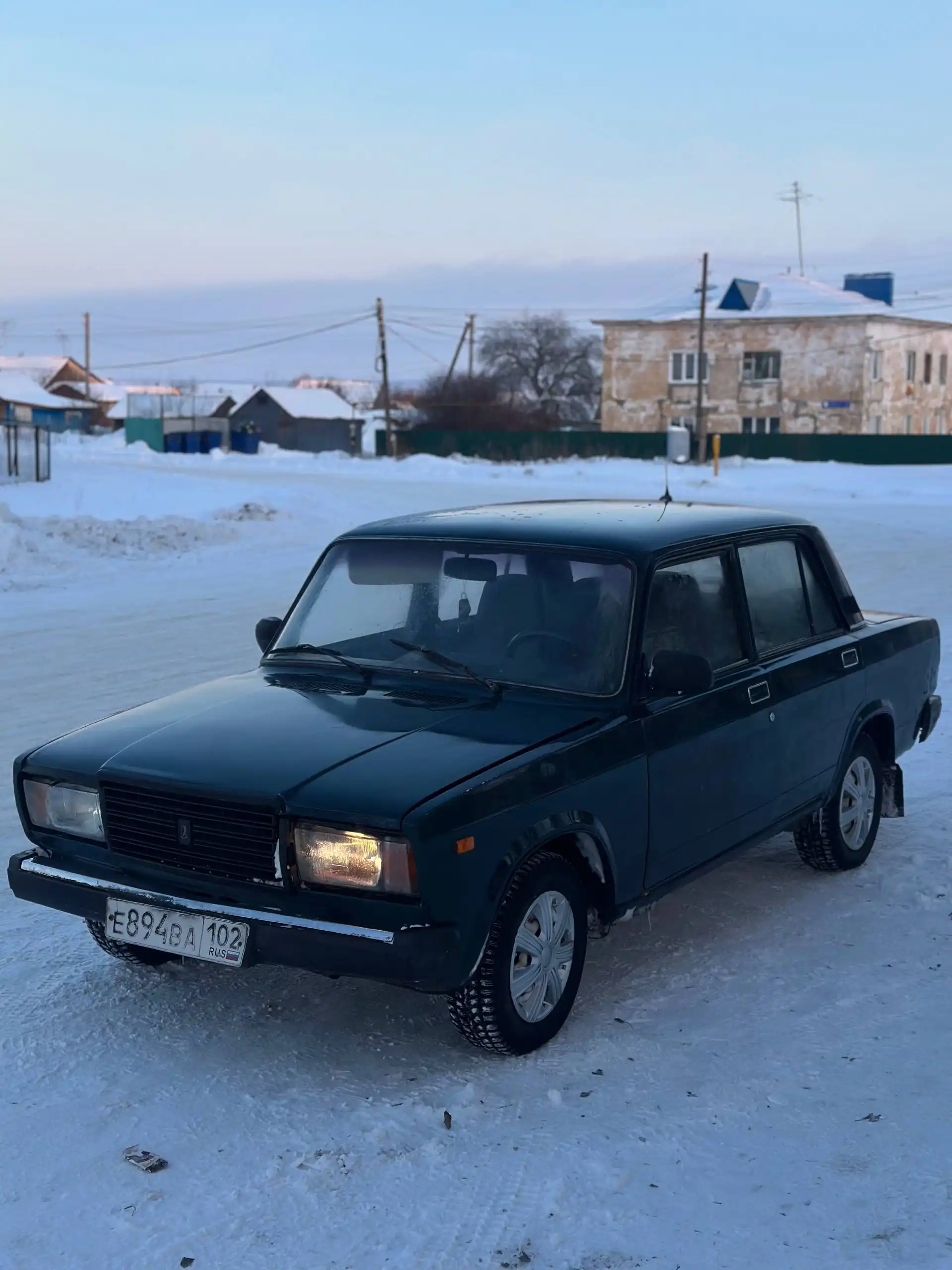 Автомобиль 2007 года на ходу с косячками по кузову