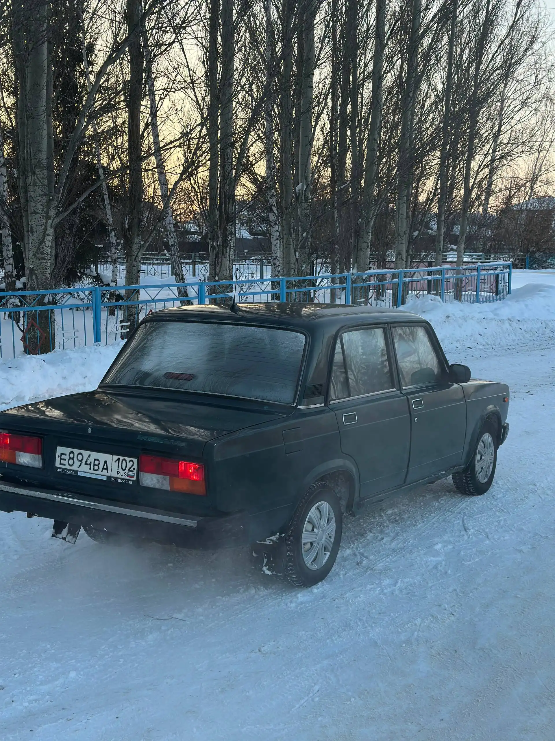 Автомобиль 2007 года на ходу с косячками по кузову