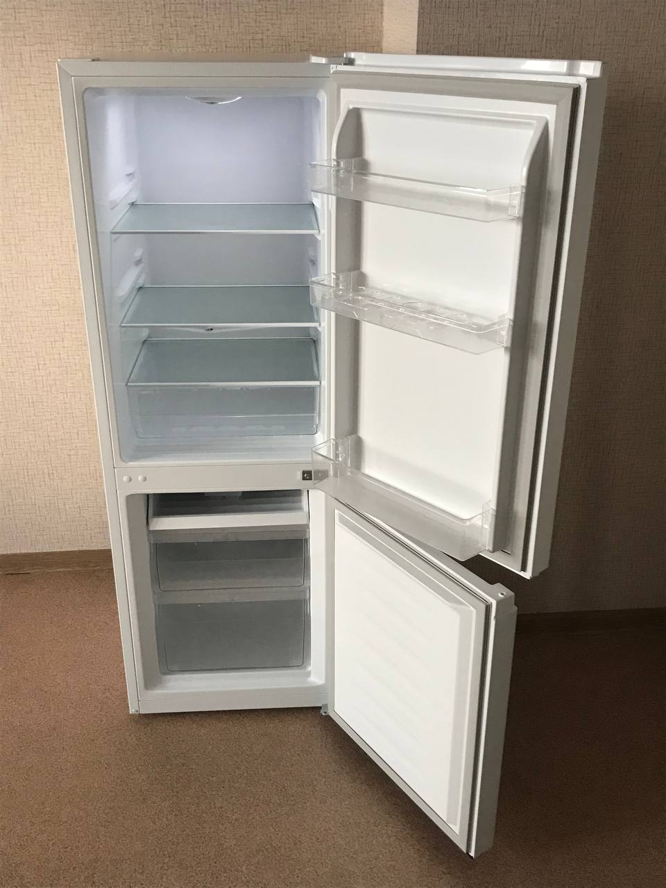 Холодильник и шкаф