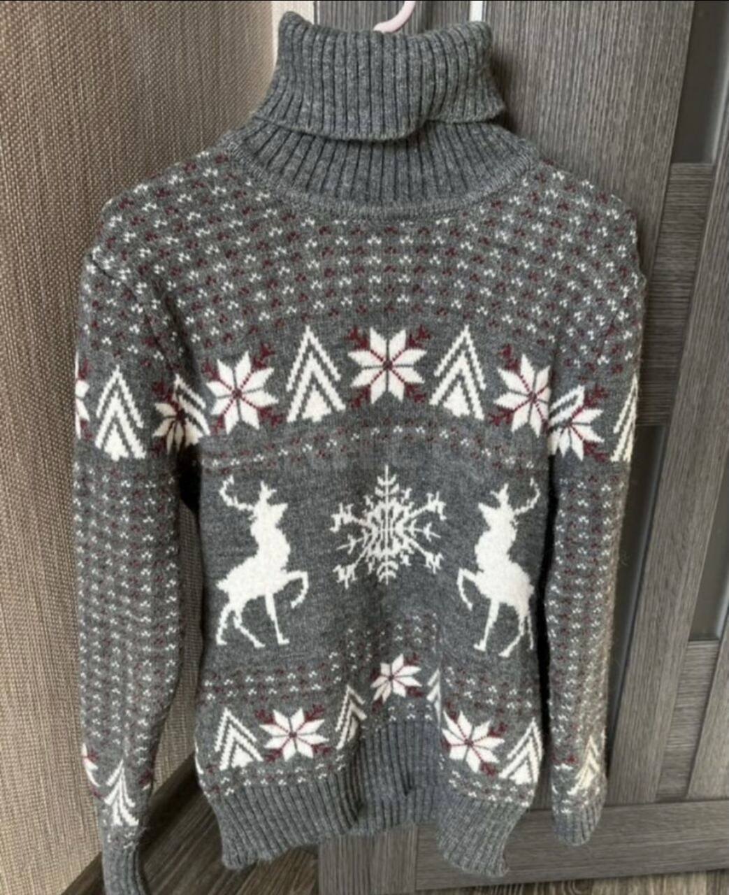 Два новогодних классических свитера