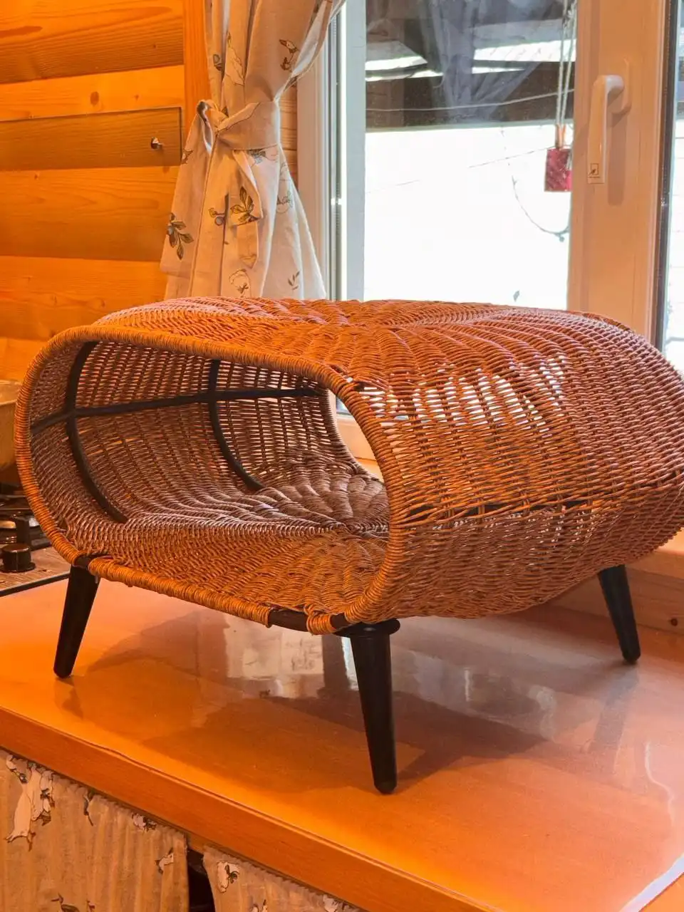 Плетеный пуф-стол ручной работы