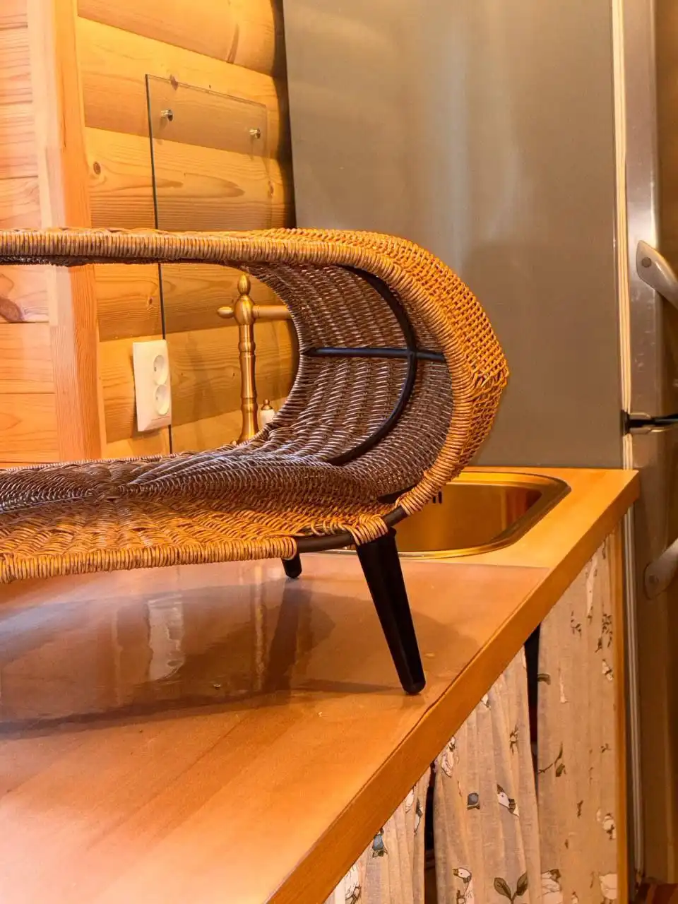 Плетеный пуф-стол ручной работы