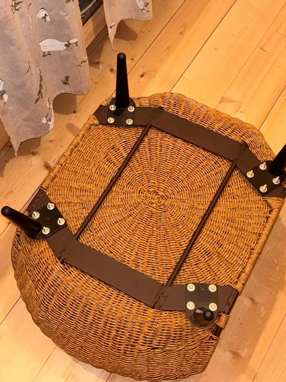 Плетеный пуф-стол ручной работы