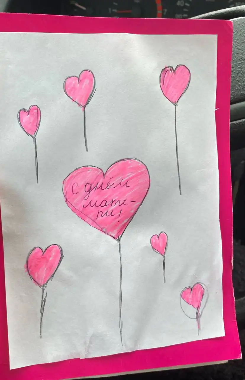 Поздравление с Днем матери возле школы