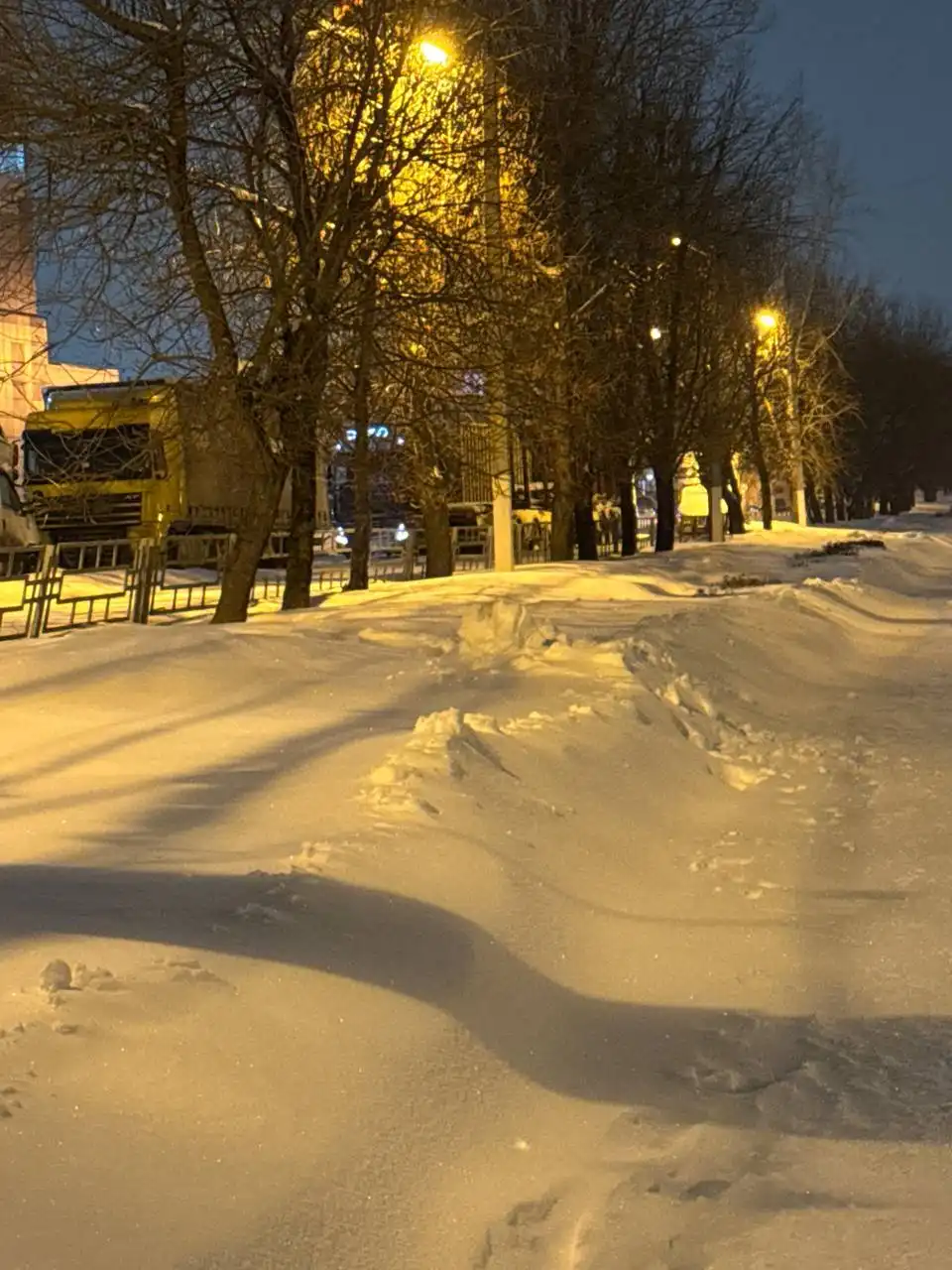 Застрявшая фура на бульваре Цанова в Твери - Авто в Тверь