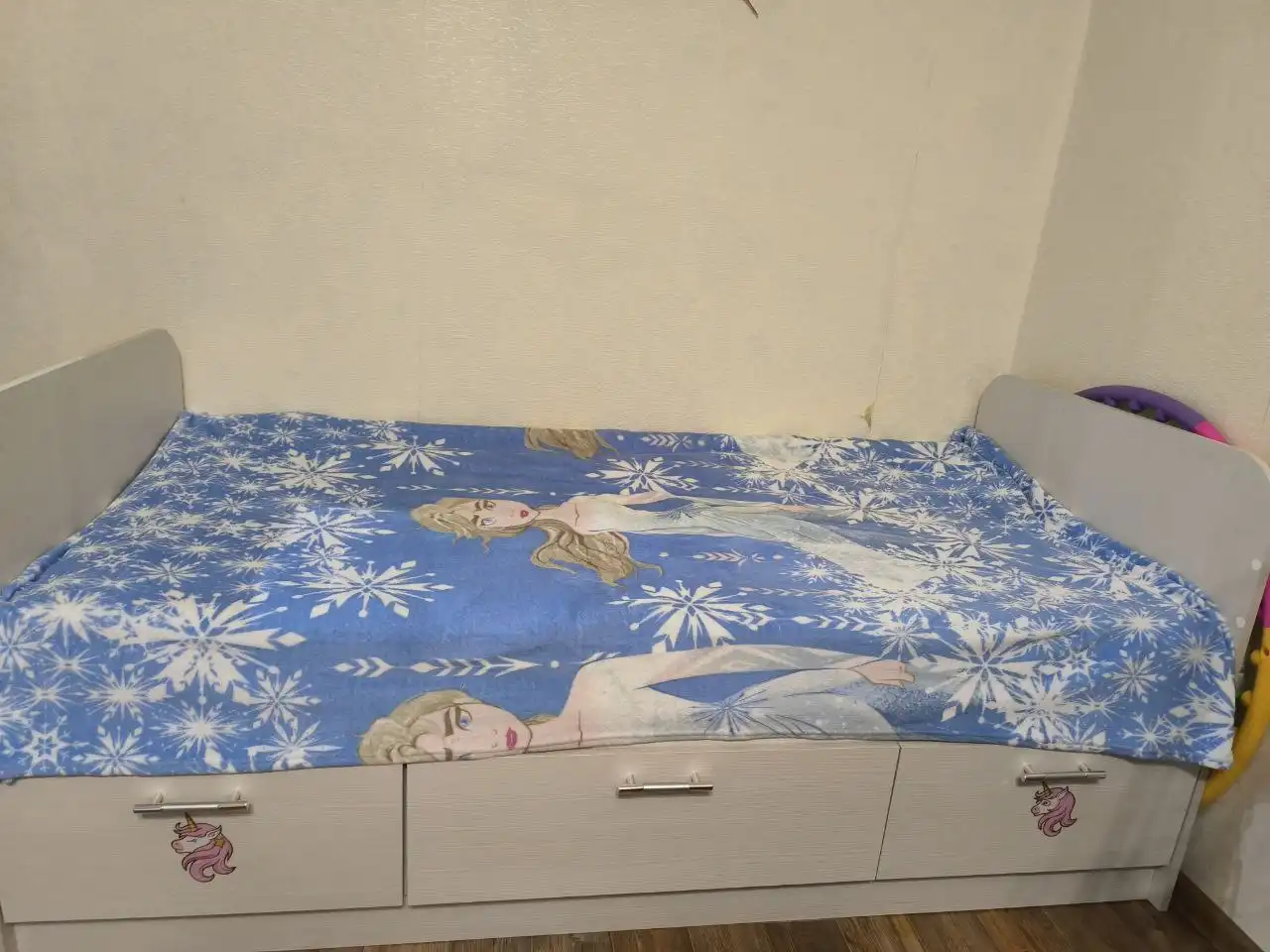 Кровать б/у 90x180 с защитным бортиком